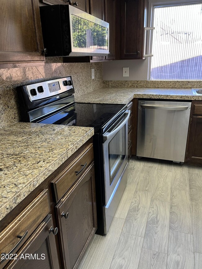 Building Photo - 2217 S Las Flores