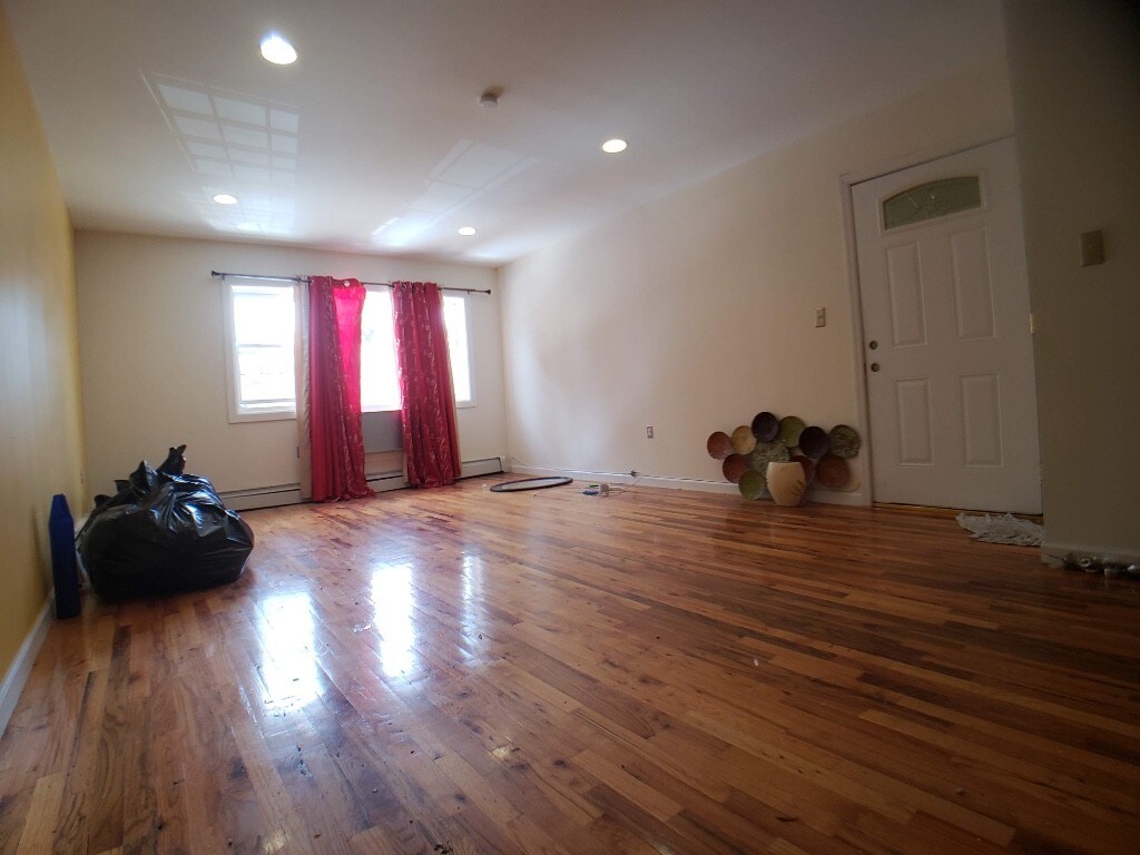 Foto principal - 2 Bedroom Apt/Gun Hill Road