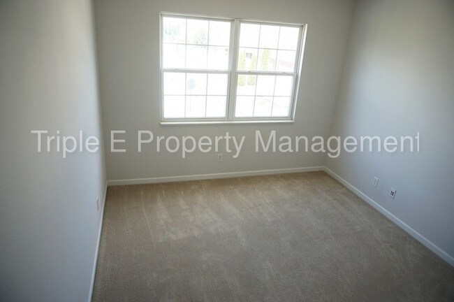 Building Photo - 1234 Middlebury Dr