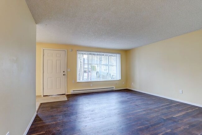 Building Photo - Remodeled Spacious 2 Bed 1 Bath In Quiet C...