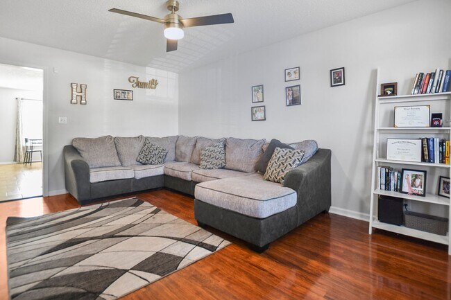 Foto del edificio - Pet Friendly Three Bedroom!