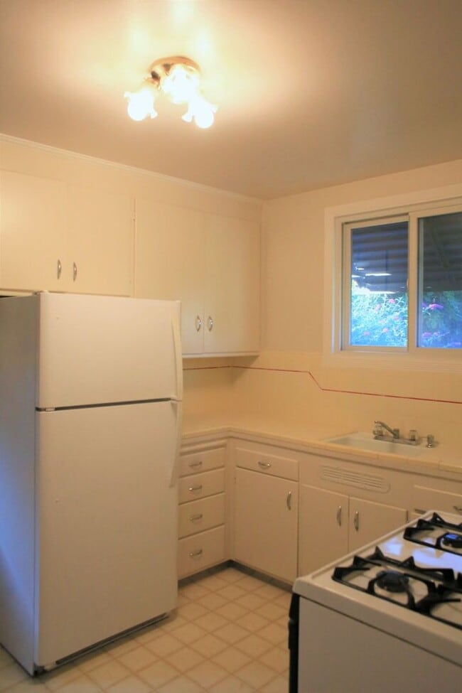 Building Photo - Charming 2 Bed/1 Bath House with Yard and ...