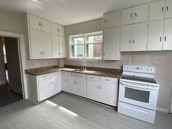 Building Photo - 77 Hazen St