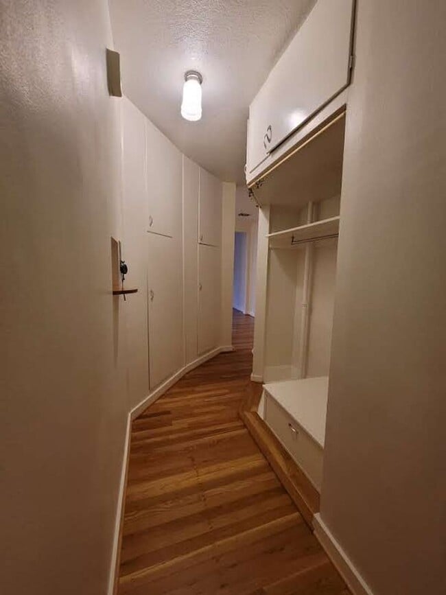 Building Photo - 1928 SW Laurel St