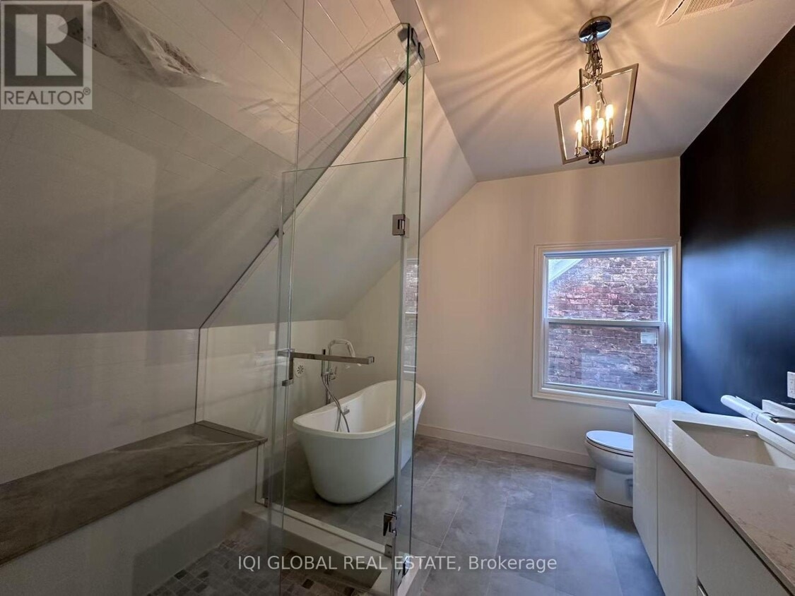 Building Photo - 475 Ossington Ave