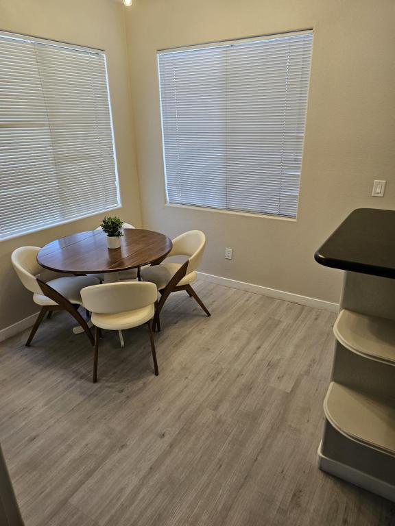 Foto del edificio - 9050 W Warm Springs Rd