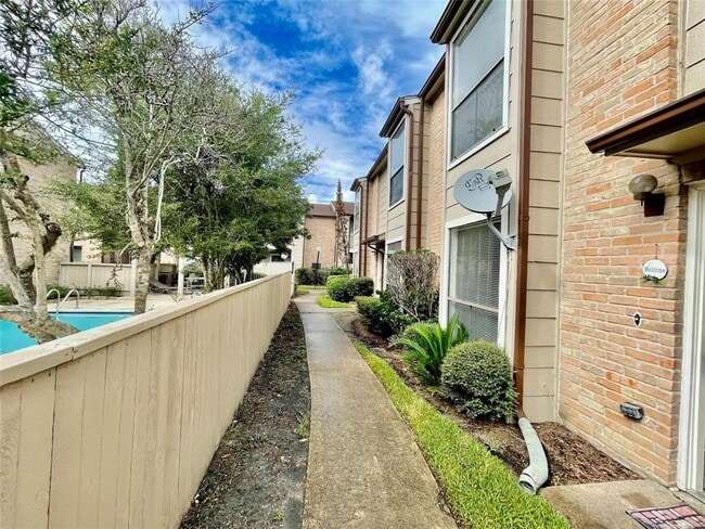 Building Photo - 2100 Wilcrest Dr