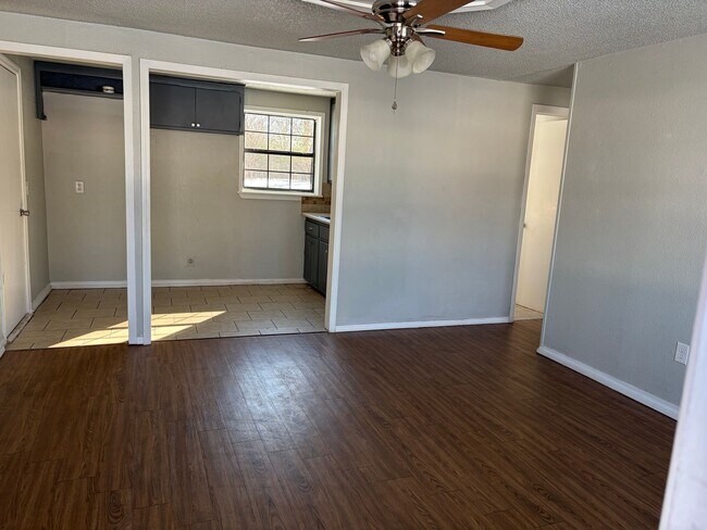 Foto del edificio - 2 Bed 1 Bath Stone Home in Del City