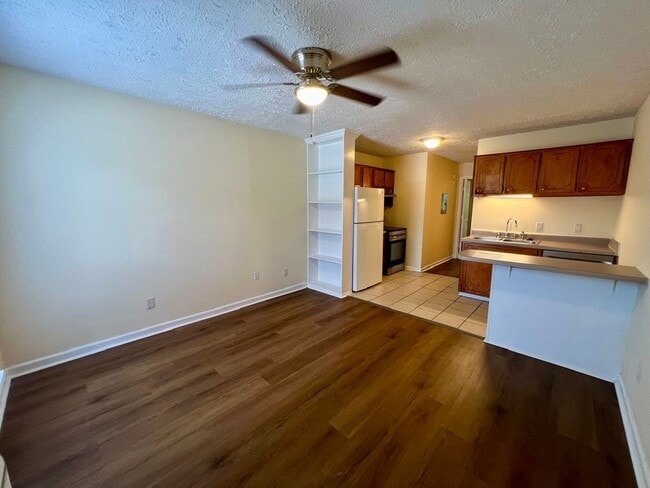 Building Photo - 1BR 1BA Apartment at Venture Point Apt. *Water Included*