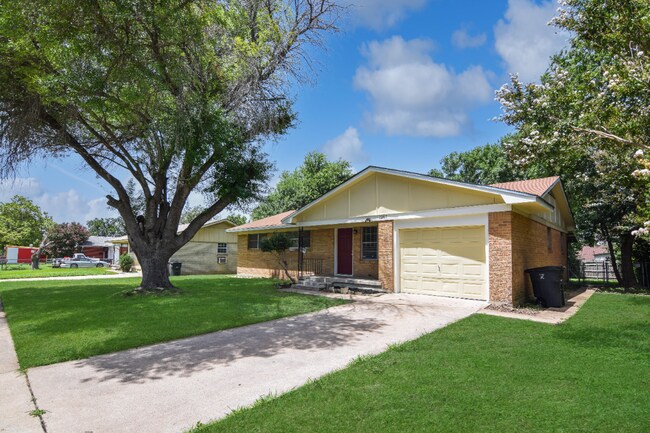 Foto del edificio - 1207 Cedar Dr