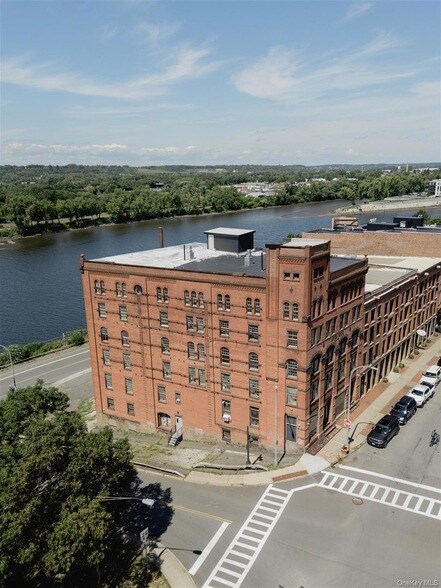 Building Photo - 155 S River St