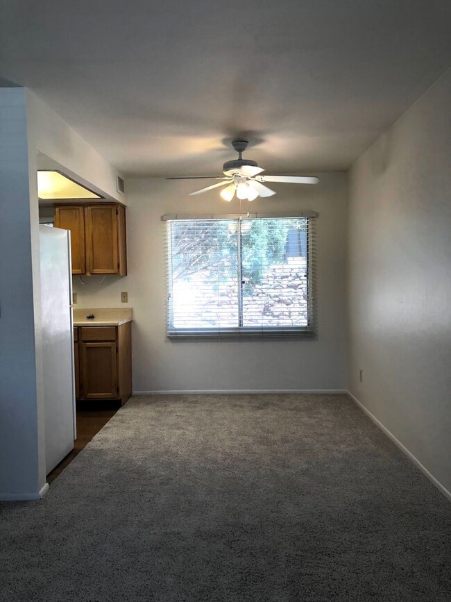 Building Photo - Ground Floor Condo w/One Car Garage - Nort...