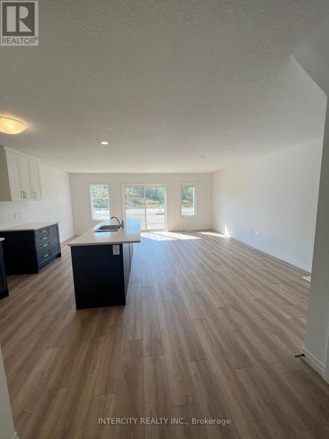Building Photo - 81 Queensbrook Cres