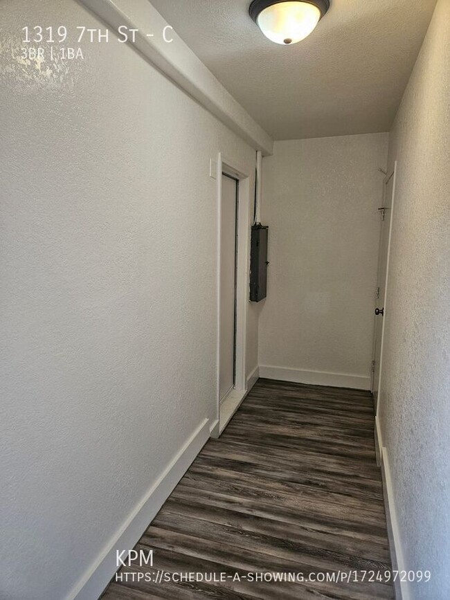 Building Photo - 3 BED | 1 BATH | APARTMENT | CENTRALLY LOC...