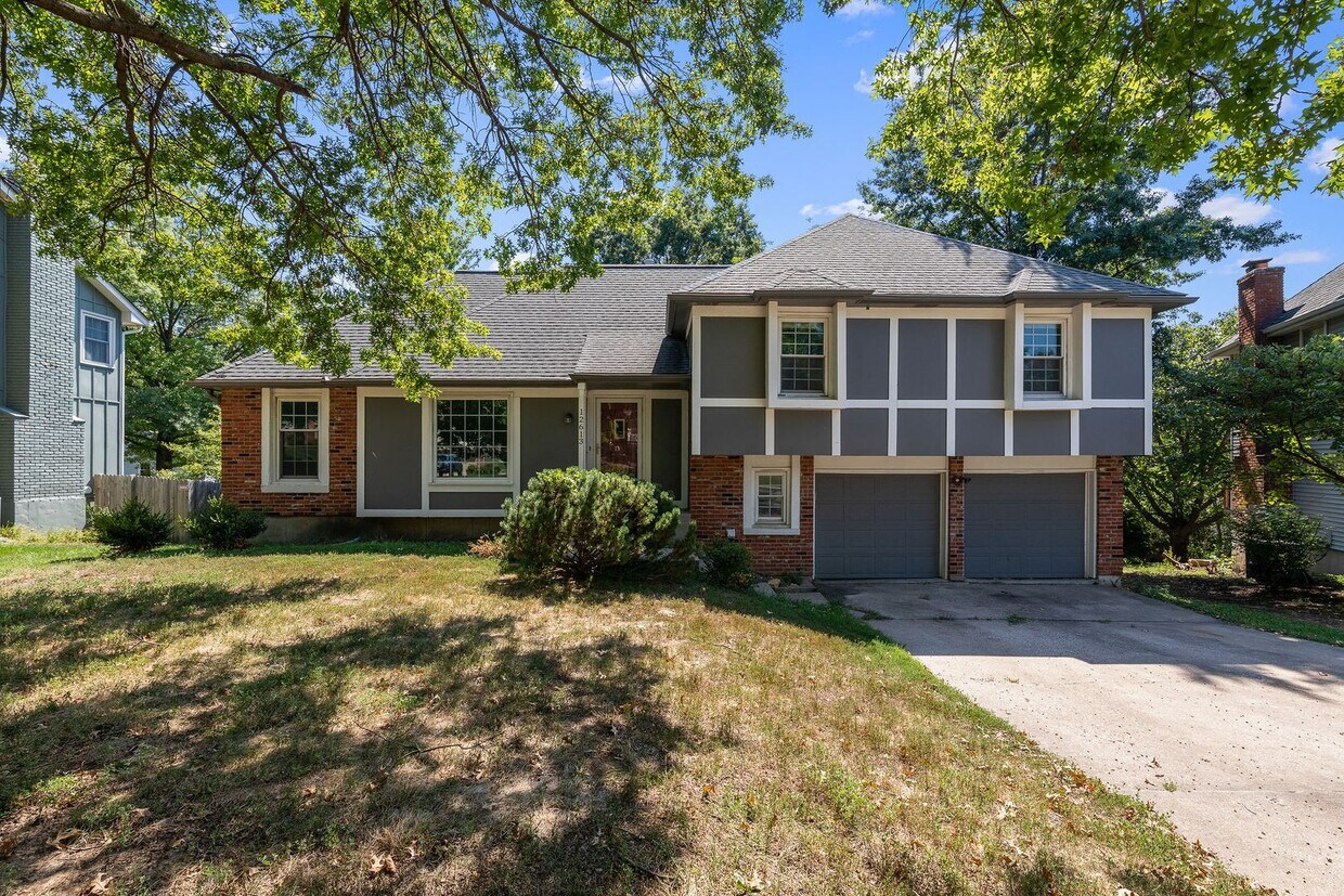 Foto principal - Spacious Overland Park 4 Bedroom Home - Av...