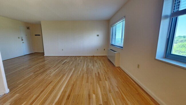 Foto del edificio - Utilities Included! Parking! Near Pentagon City Metro!