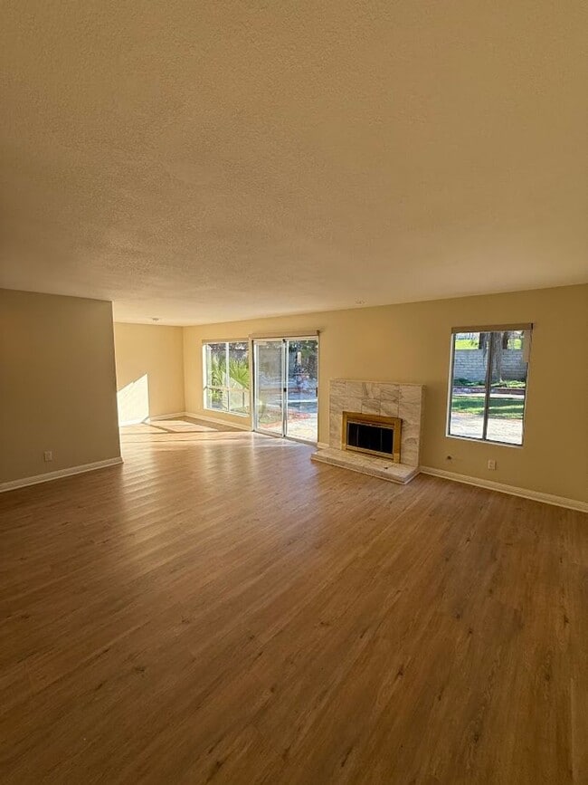 Building Photo - Beautiful 3 Bedroom 2 Bathroom West Hills Home! Great Location! Ready for Move-In!