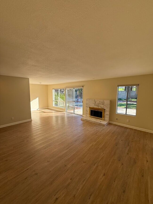 Foto del edificio - Beautiful 3 Bedroom 2 Bathroom West Hills Home! Great Location! Ready for Move-In!