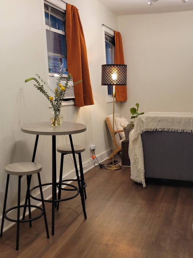 Dining Area - 4335 S Saint Lawrence Ave