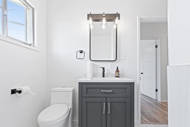 Foto del edificio - 4074 Hillcrest Dr