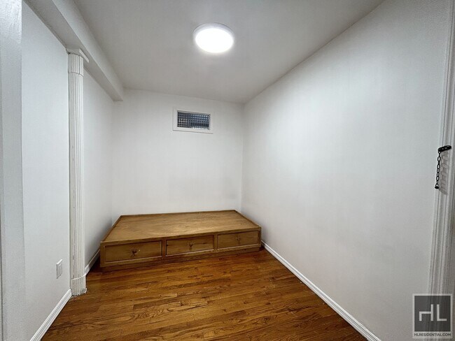 Foto del edificio - Spacious 3BR Basement Unit in East Bronx!