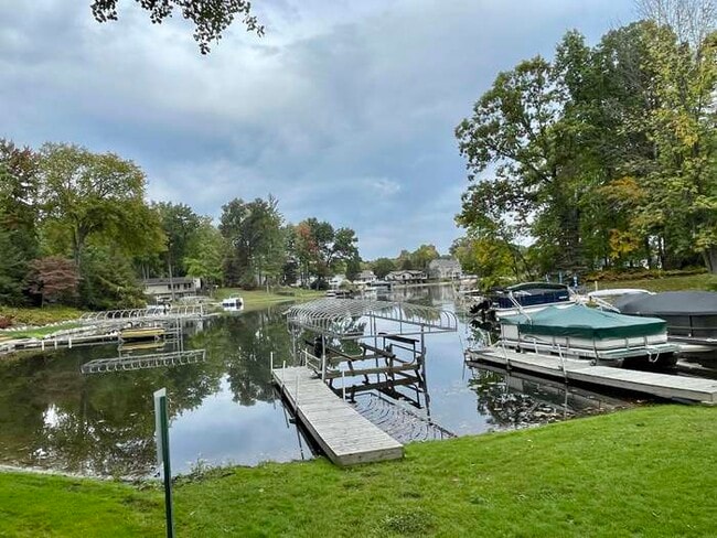 Building Photo - 6495 Bella Vista Dr NE