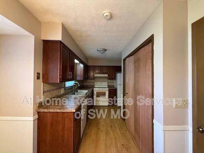 Building Photo - 1209 W Broadmoor St