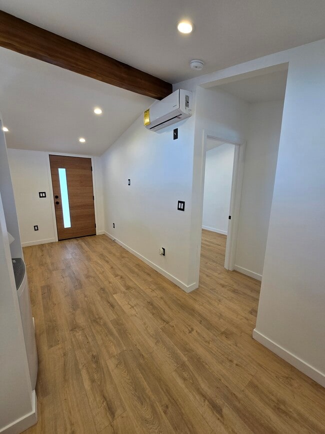 Building Photo - 15657 Simonds St
