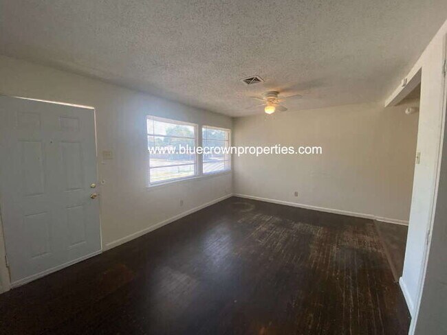 Building Photo - 1701 Longview St