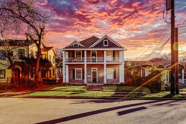 Photo - 410 E Carson St Apartment