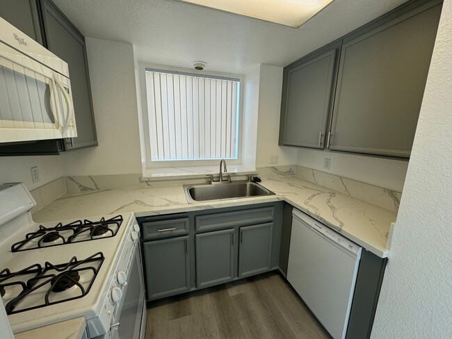 Building Photo - Granite Hills Townhome