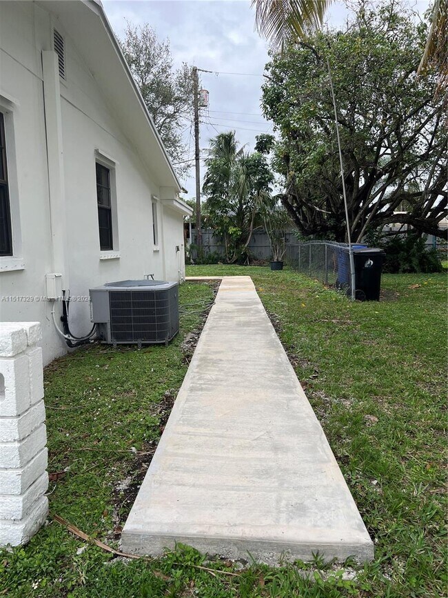 Foto del edificio - 837 SW 26th St