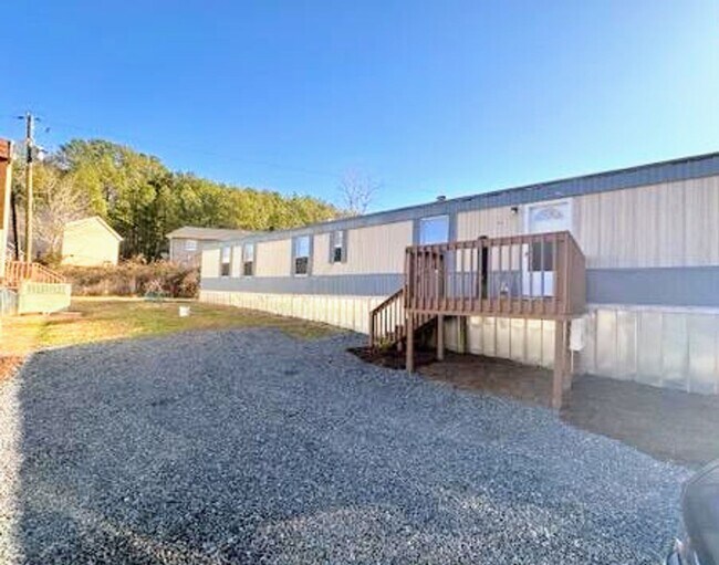 Building Photo - 2 Bedroom, 2 Bathroom Mobile Home in Roxboro