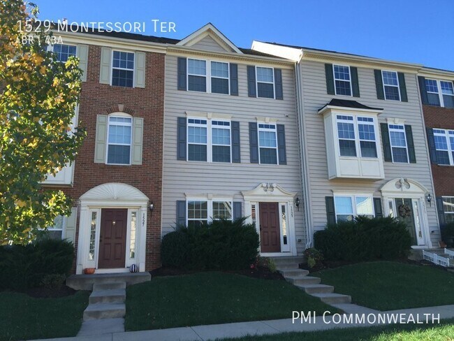 Building Photo - 4 Bed / 3.5 Bath Townhouse (Available Now)