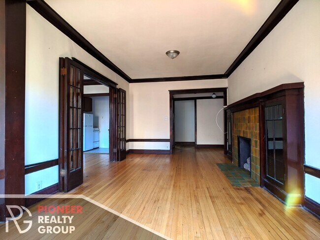 Building Photo - 2422 N Sawyer Ave