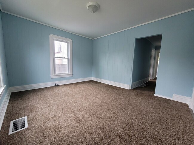 Building Photo - 426 Standish St