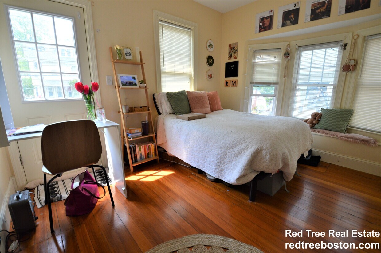 Primary Photo - 74 Brooks St