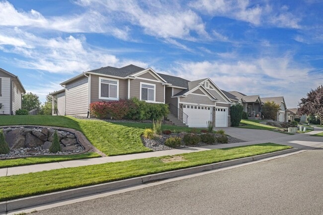 Building Photo - Beautiful 3 bedroom 2 bath Home On The Pla...