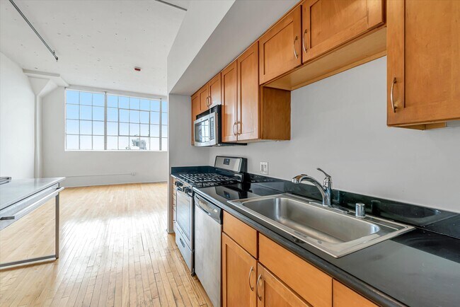 Building Photo - 420 S San Pedro St