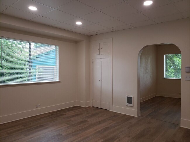 Foto del edificio - Arlington Pl. Triplex - EBB001