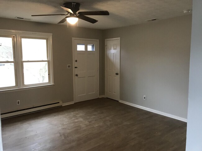 Foto del edificio - 242 Cherry Ln