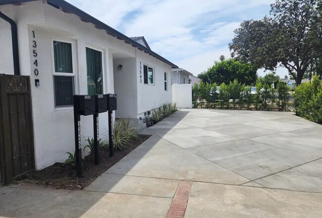 Foto del edificio - 13542 Hamlin St
