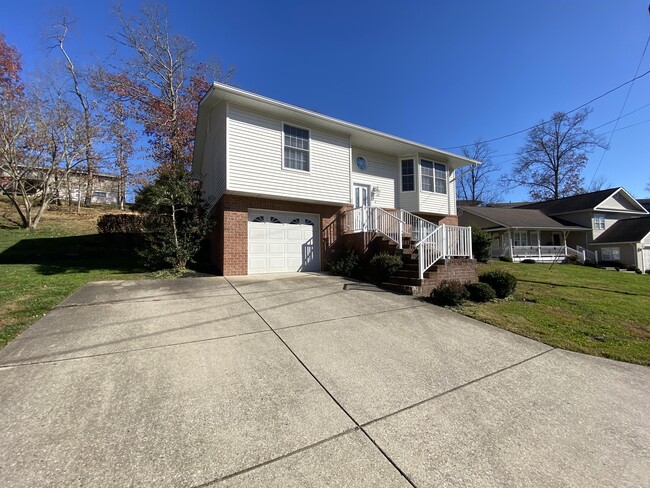Building Photo - 5 Seneca Ct