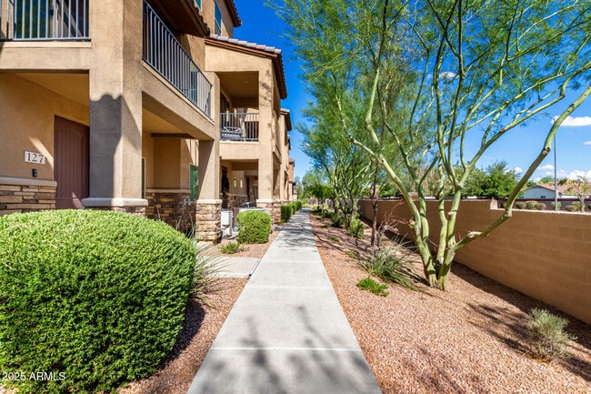 Building Photo - 2821 S Skyline Dr