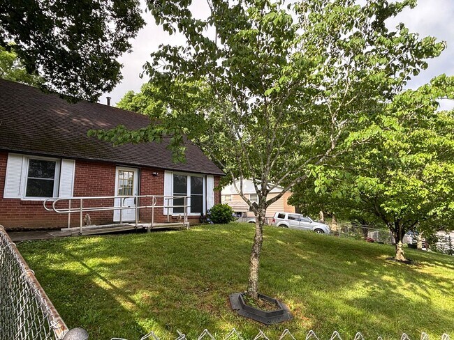 Building Photo - Charming single family home on a cul-de-sac that accepts vouchers