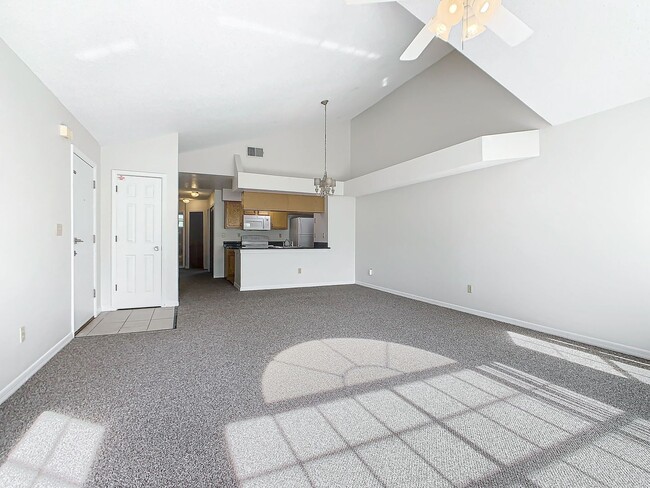 Building Photo - Pet Friendly 3 bedroom, 2 bathroom condo