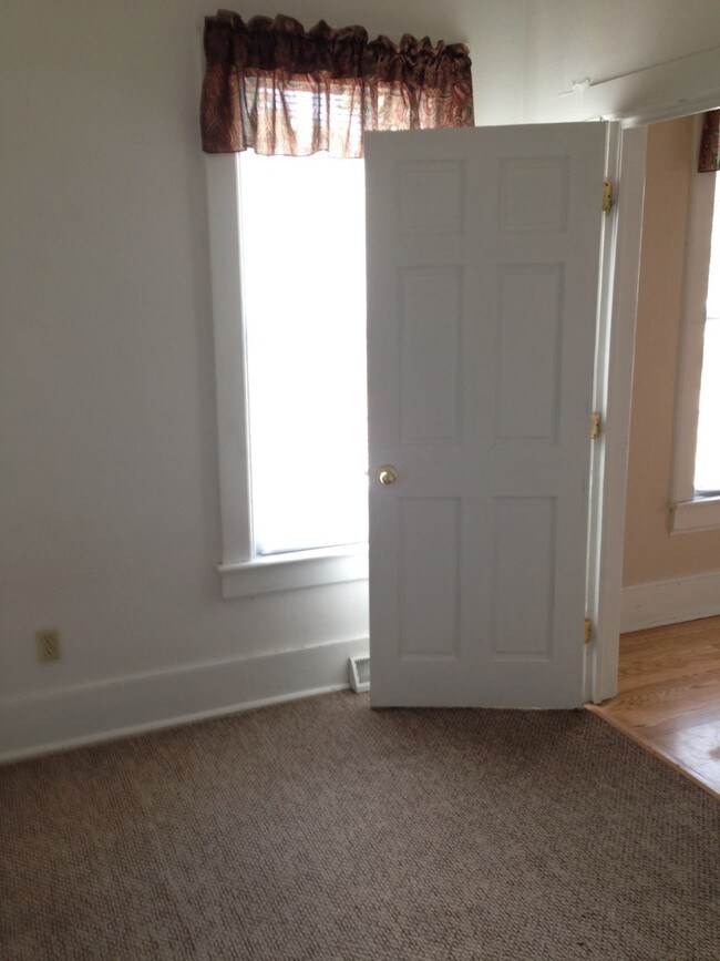 Building Photo - 605 12th Ave