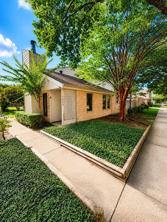 Building Photo - 7854 Green Lawn Dr