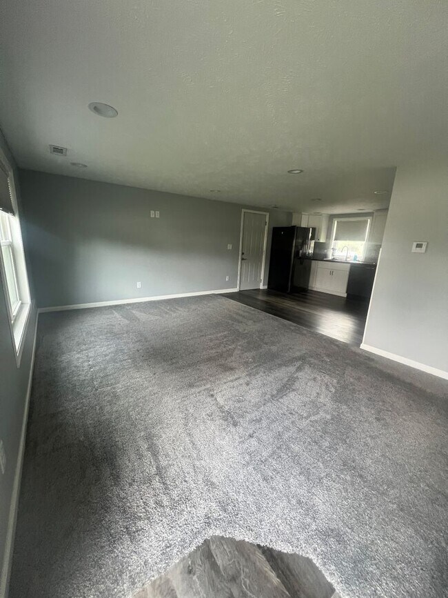 Building Photo - 2 bed • 1 bath • Garage • Shed • W/D included