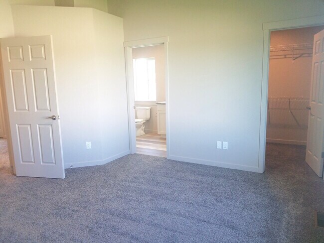 Foto del edificio - Newer house on corner lot of great neighbo...